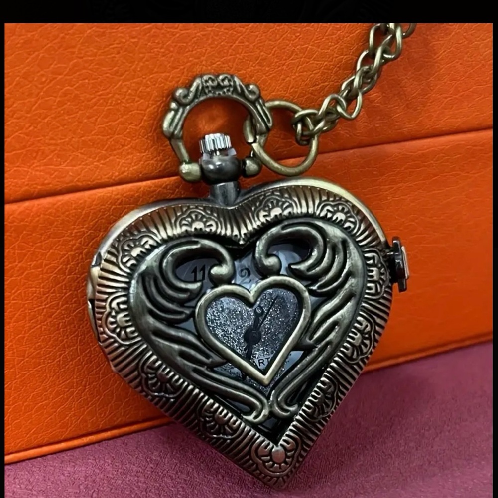 Vintage Style Bronze Heart-Shaped Pocket Watch Pendant